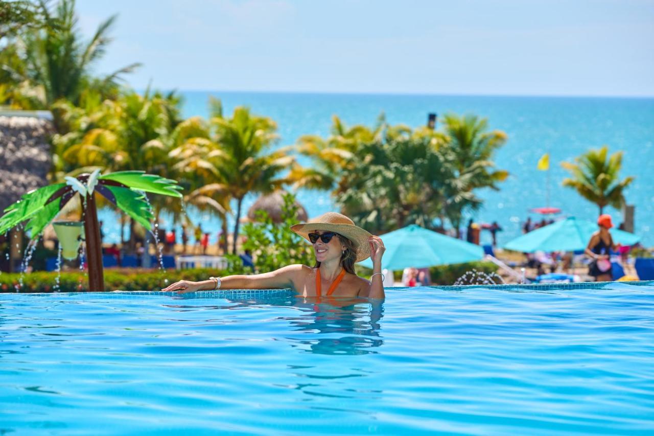 Отель Gran Evenia Bijao Санта-Клара Экстерьер фото A woman in a swimming pool