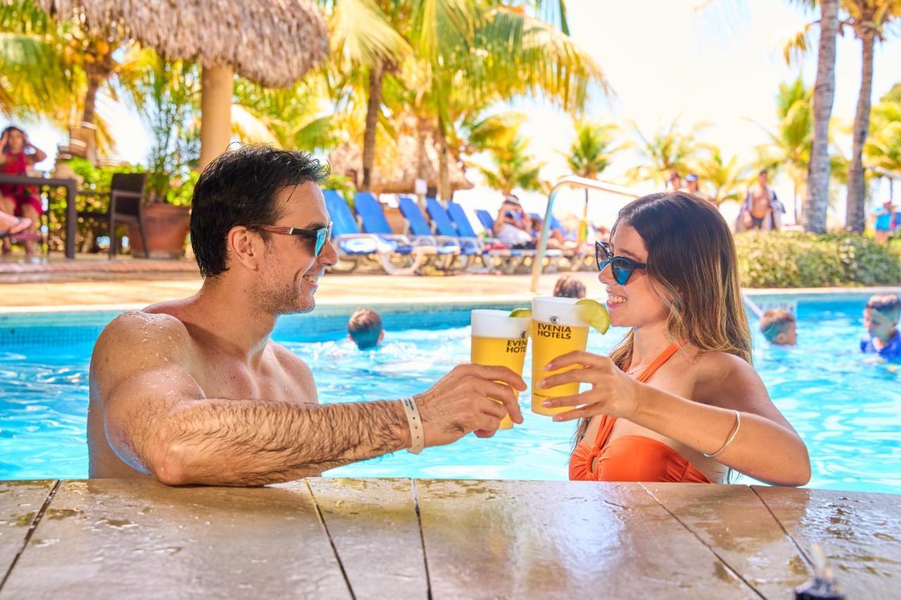 Отель Gran Evenia Bijao Санта-Клара Экстерьер фото A couple drinking Presidente at a pool