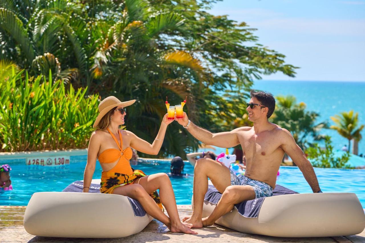 Отель Gran Evenia Bijao Санта-Клара Экстерьер фото A couple at a resort in Cancun, Mexico