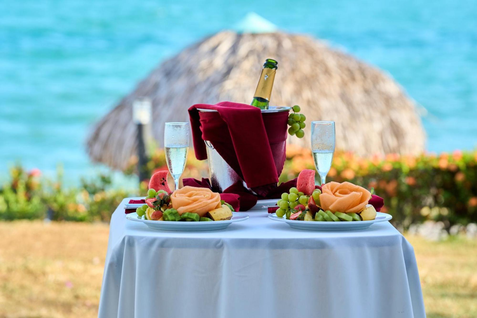 Отель Gran Evenia Bijao Санта-Клара Экстерьер фото Champagne at the beach