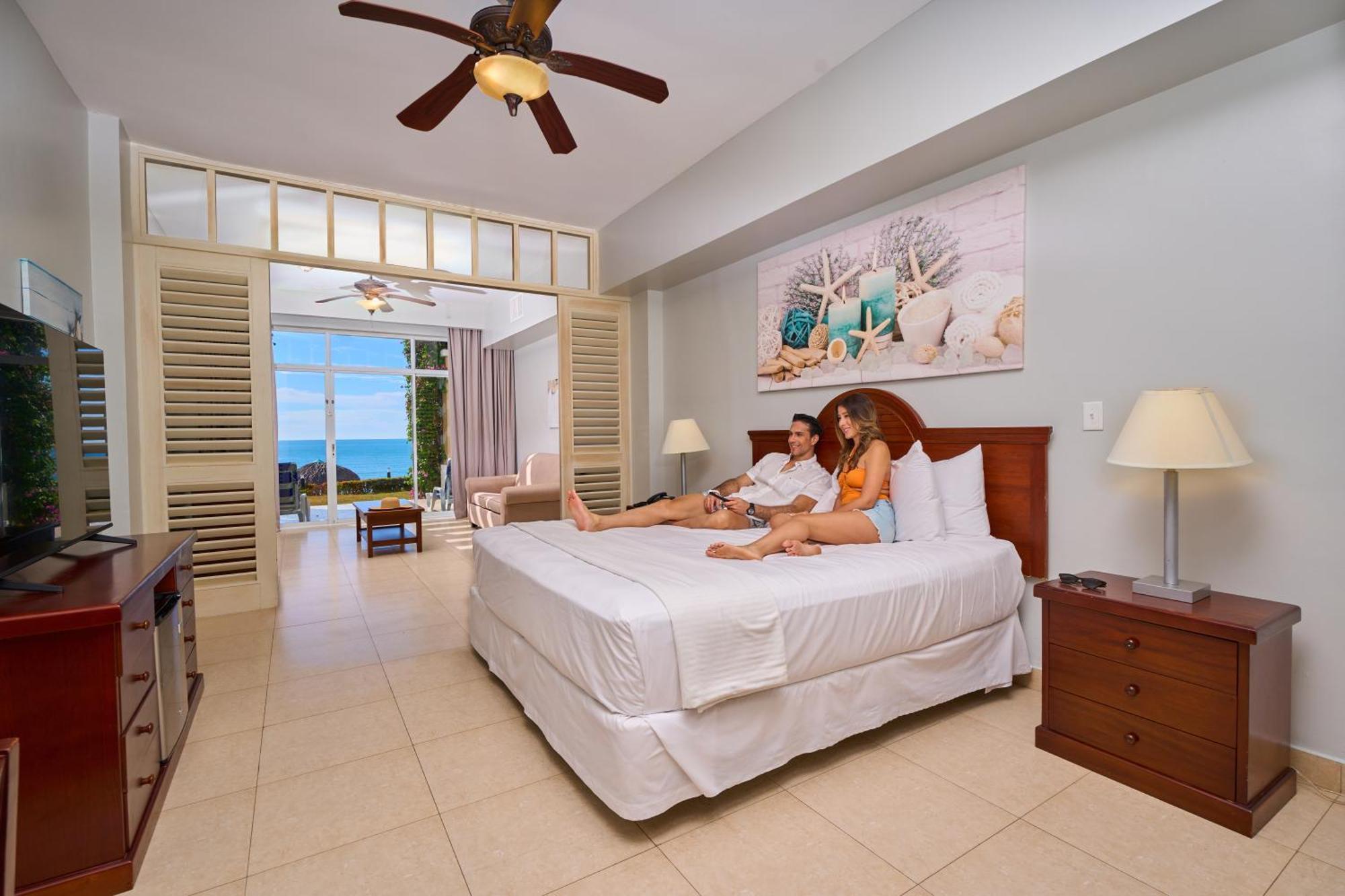 Отель Gran Evenia Bijao Санта-Клара Экстерьер фото A bedroom at the Iberostar Grand Hotel Bávaro