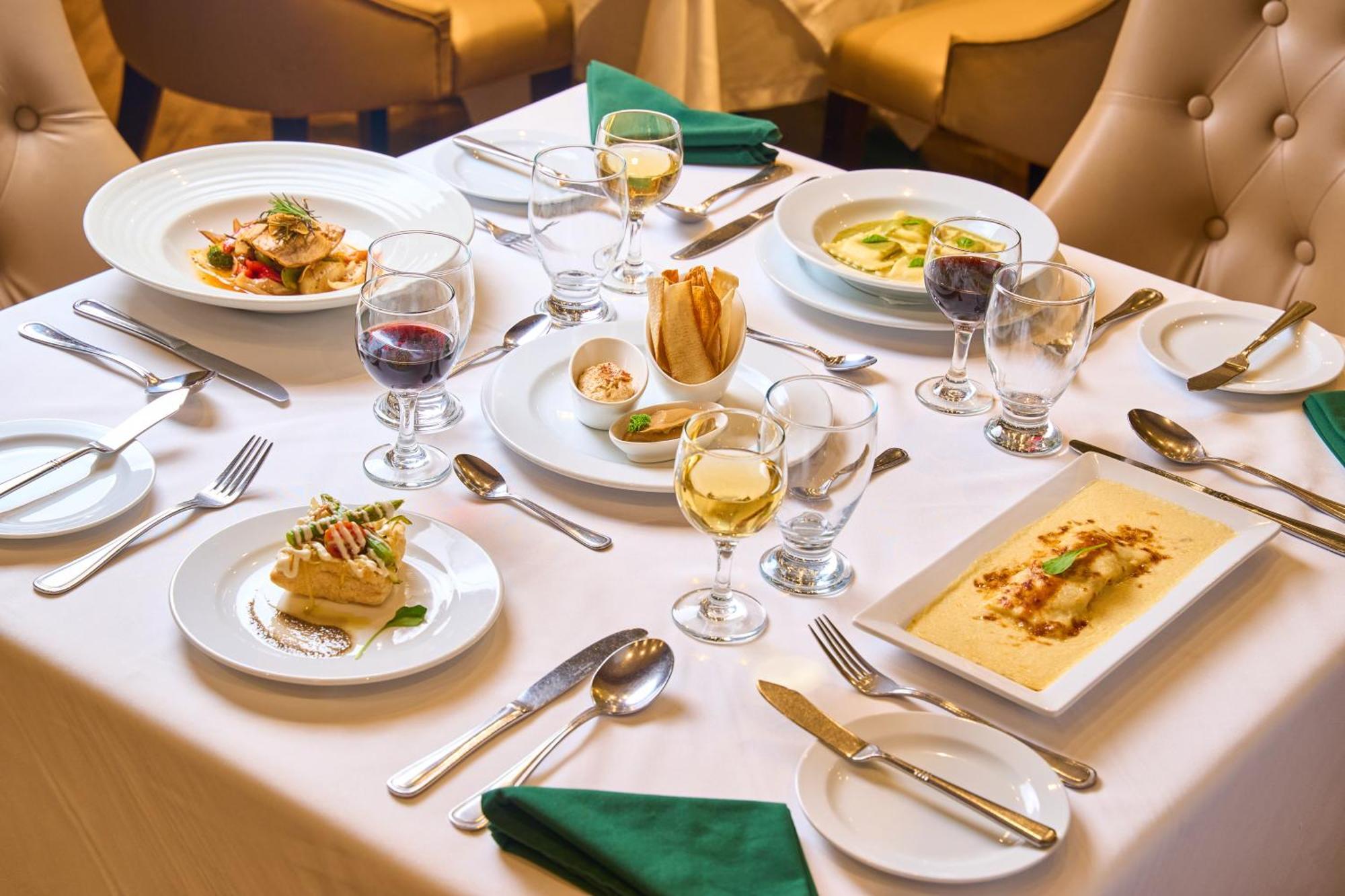 Отель Gran Evenia Bijao Санта-Клара Экстерьер фото A table set for fine dining