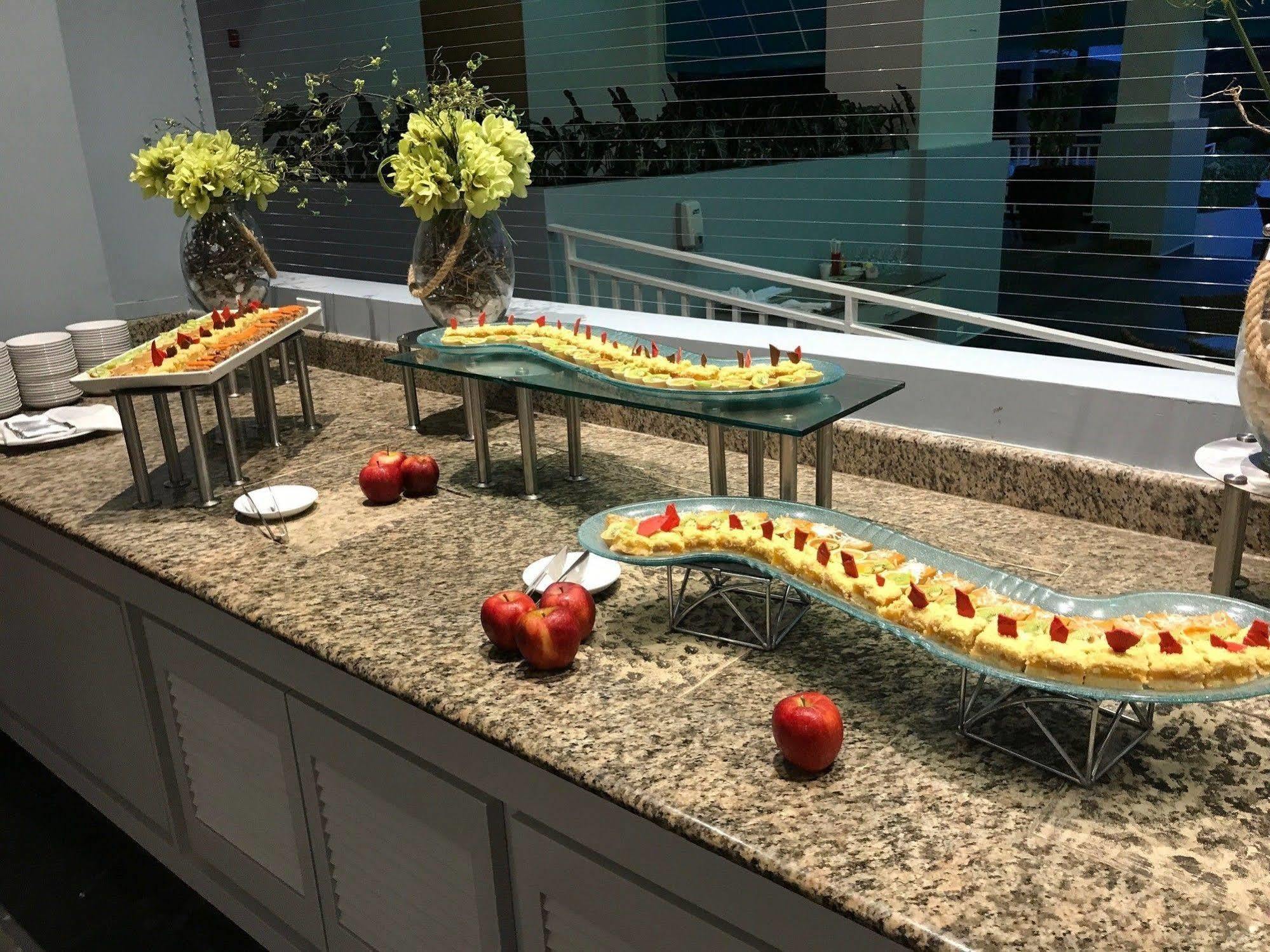 Отель Gran Evenia Bijao Санта-Клара Экстерьер фото A buffet at a hotel